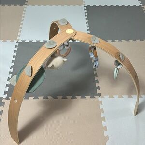 Ingenuity baby Wooden Baby Play Gym with Toys